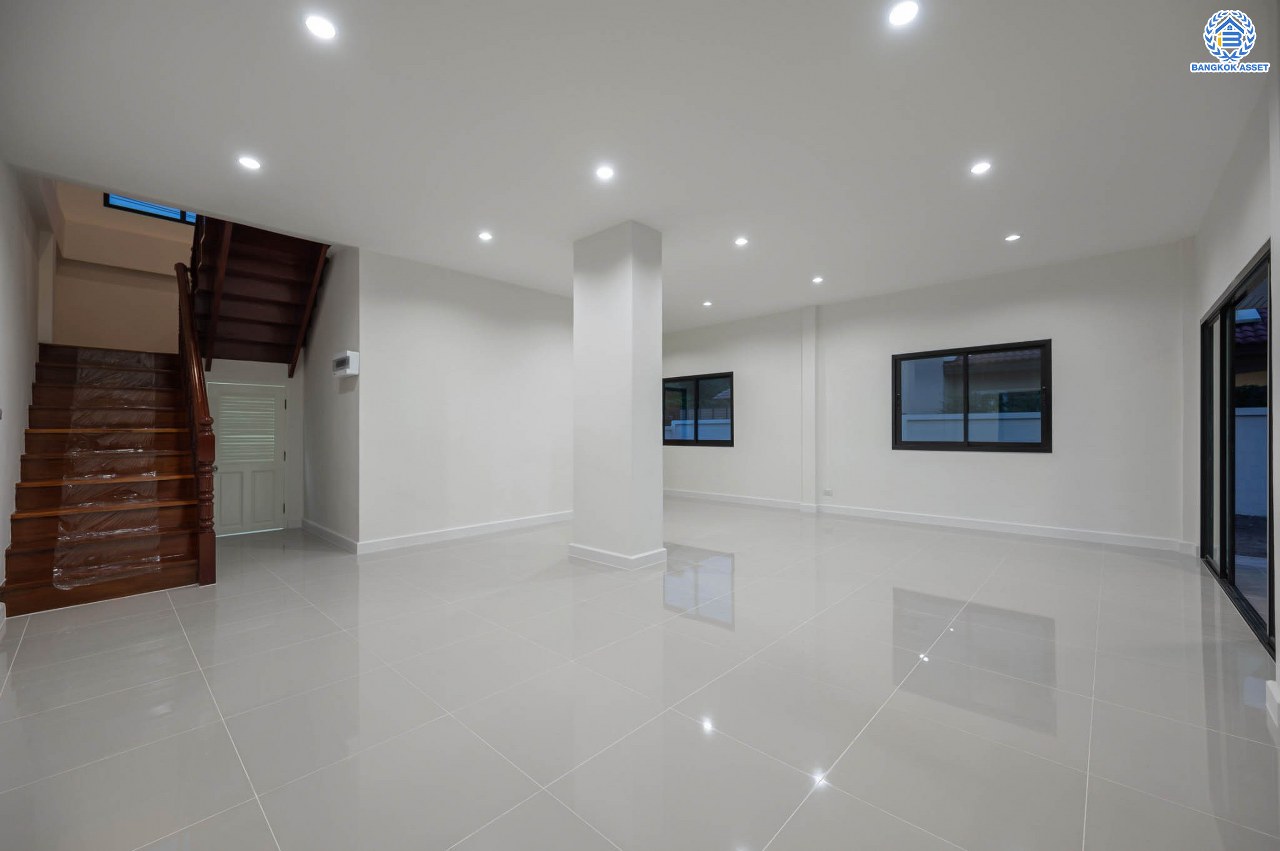 บ้านมือสองตกแต่งใหม่ โครงการ บ้านสาวิตรี พุทธมณฑลสาย3 เนื้อที่ 57.3 ตร.ว. ฟังก์ชัน 3 ห้องนอน 2 ห้องน้ำ จอดรถได้ 1 คัน บนทำเลใกล้ทางคู่ขนานลอยฟ้าบรมราชชนนี ม.มหิดล เซ็นทรัลศาลายา และรายล้อมด้วยสิ่งอำนวยความสะดวกครบ